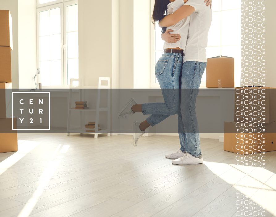 century21-couple-moving-to-new-home-1 (1)